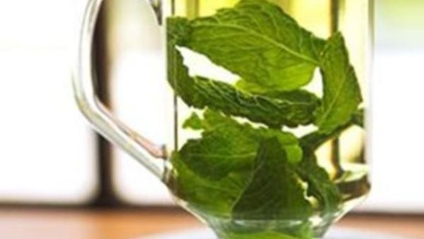 يساعد شاي النعناع في التخلص من اضطرابات المعدة 