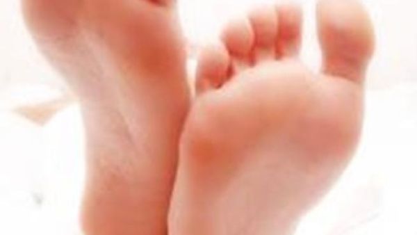 لا تهملي العناية بالأقدام