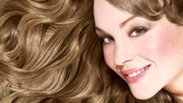 تساقط الشعر يسبب حالة إحباط للنساء لذا يجب علاج المشكلة فور ملاحظتها