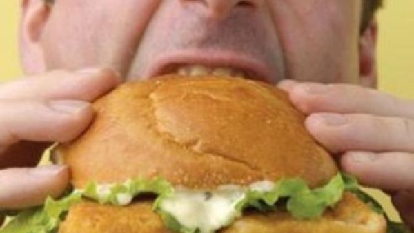 شعورنا بالجوع ورغبتنا في تناول الاكل يأتي من تناولنا لوجبة طعام غنية بالدهون