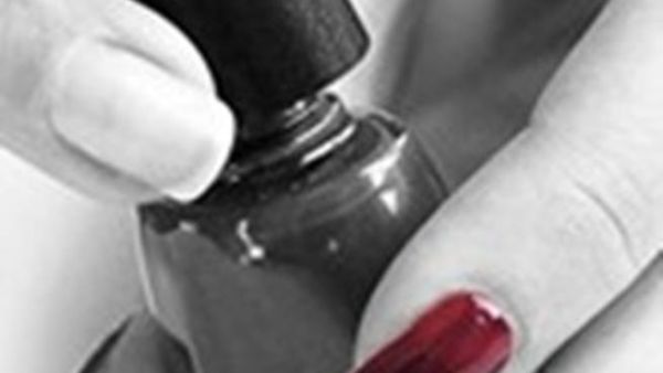 طلاء الاظافر المناسب