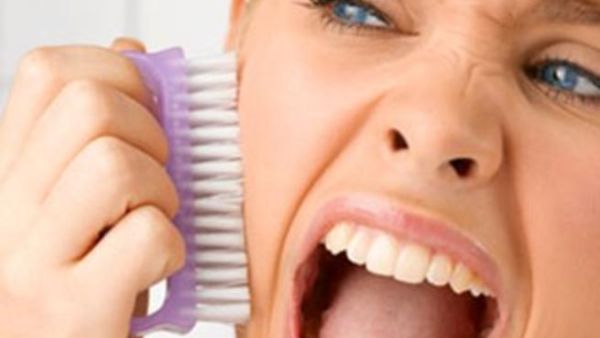 لا تفركي بقوة؛ وإلا ستخدشي جلدك. قومي بتنظيف بشرتك وخاصة وجهك ورقبتك بلطف