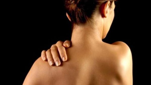 تدليك الأجزاء المؤلمة في الرقبة بلطف باستعمال زيت دافئ أو كريم.
