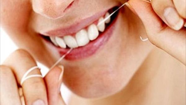 عند الانتهاء من عملية التنظيف، عليك استخدام الحركات ذاتها ذهابا وإيابا لإخراج الخيط من بين الأسنان