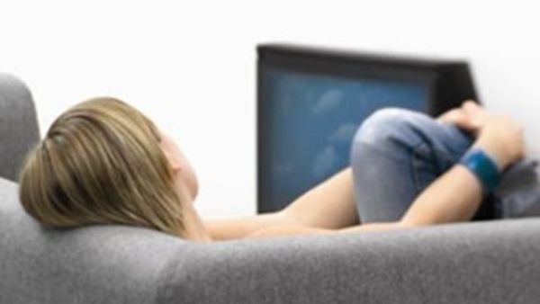 قضاء ساعات طويلة من الوقت أمام جهاز التلفاز يمكن أن تزيد من نسبة الإصابة بأمراض خطيرة