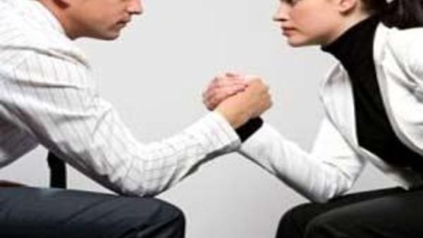 دراسة أظهرت أن الرجال يجدون صعوبة أكبر بمرتين لفهم مشاعر نساء من خلال مشاهدة صور لأعينهن مقابل الصعوبة التي يواجهونها لدى مشاهدة صور أعين رجال