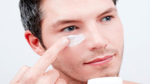 إعتنى بمنطقة حول العينين : فمن أهم العلامات التي تدل على أن بشرتك تعاني من المتاعب والحاجة إلى النوم هي المنطقة التي تقع حول العين، والتي تُصاب بعرضين وهما الهالات السوداء والإنتفاخات 