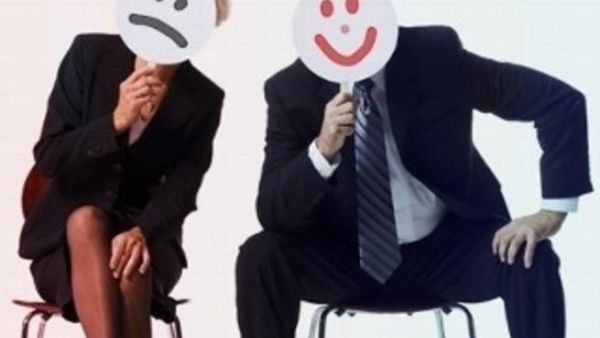 الرجال أسعد من النساء في ما يخص الوظائف، وكيفية نظر الآخرين لهم، والمال، وأمن الوظيفة