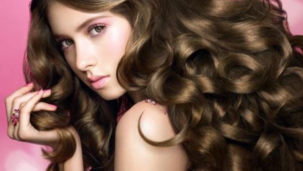 من الأفضل لكِ أن تختاري المستحضرات الطبيعيَّة للعناية بالشَّعر، مع الاهتمام بحمامات الزيوت للمحافظة على شعر صحيّ وقويّ