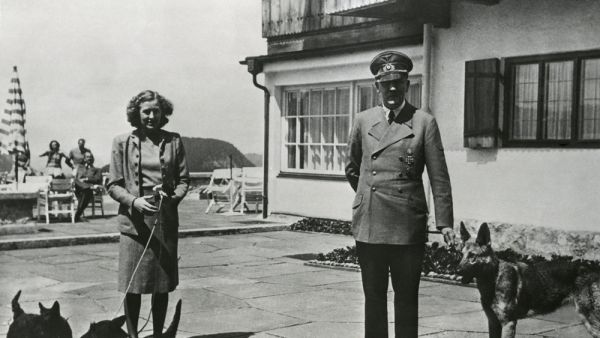 Hitler and Ava Braun (Shutterstock)	