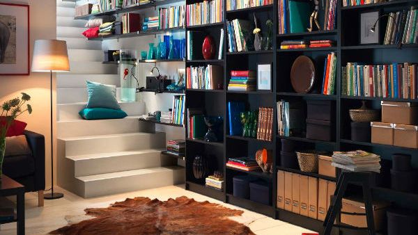 لا بد أن يطغى لون الخشب على الغرفة، سواء كان فاتحاً أو داكناً (shutterstock.com)
 لا بد أن يطغى لون الخشب على الغرفة، سواء كان فاتحاً أو داكناً (shutterstock.com)