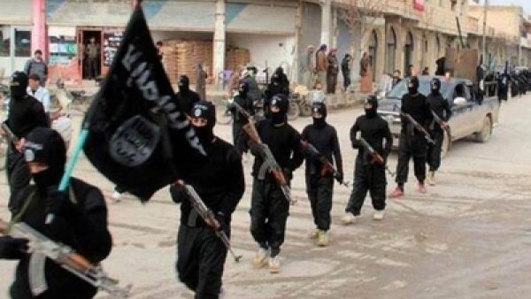 Daesh fighters in Mosul, Iraq (AFP/File)