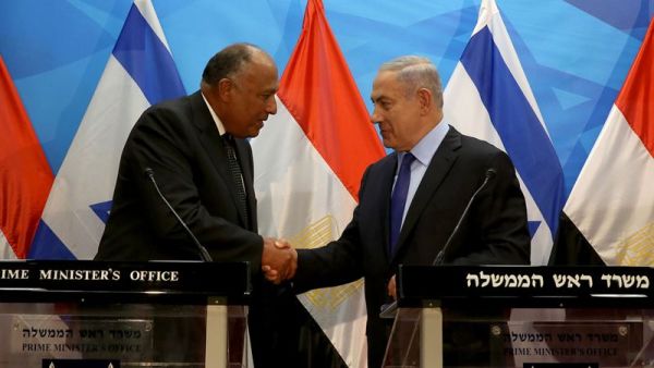 Israeli PM Binyamin Netanyahu meets Egyptian foreign minister Sameh Shoukry (AFP/Gali Tibbon)
