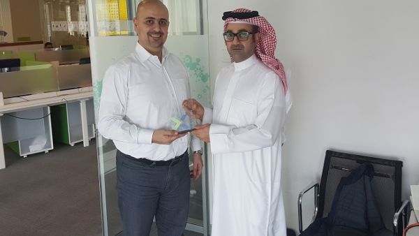 Salah Jalal, Zain Bahrain Acting Director of Technology, receiving an award from Nutanix.jp. Salah Jalal, Zain Bahrain Acting Director of Technology, receiving an award from Nutanix.jp.