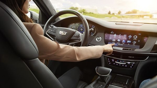 أصبحت ميّزة مساعدة السائق Super Cruise ممكنة عبر بيانات خارطة LiDAR الدقيقة ونظام التموضع الجغرافي GPS عالي الدقّة.