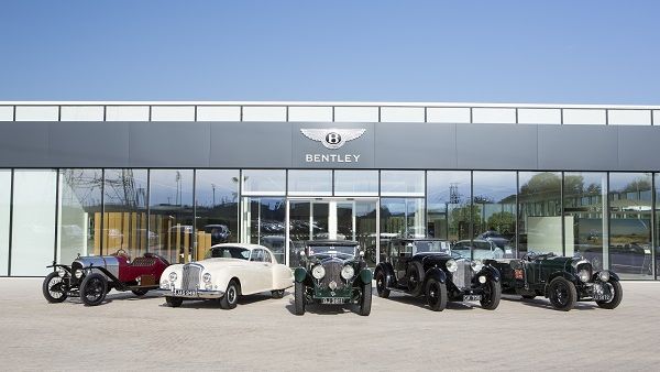 كلاسيك Bentleys جاهز للسنة المئوية.