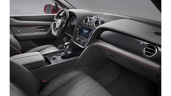 المقصورة الداخلية لمركبة Bentley Bentayga V8.
