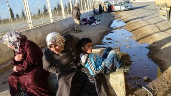 Refugees near the Syrian border in Kilis, Turkey. (Bulent Kilic/ AFP)