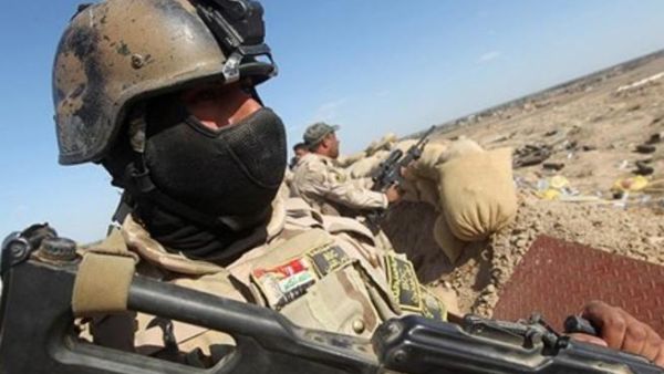 Iraqi soldiers hold a position (AFP/File Photo)