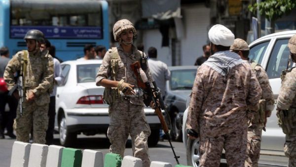 Members of the Iranian Revolutionary Guard secure the area outside the Iranian parliament during an attack on the complex in the capital Tehran on June 7, 2017. (AFP/Hossein Mersadi) Members of the Iranian Revolutionary Guard secure the area outside the Iranian parliament during an attack on the complex in the capital Tehran on June 7, 2017. (AFP/Hossein Mersadi)