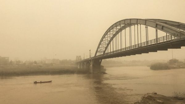 A picture taken on February 18, 2017 shows a general view of a bridge in the Iranian city of Ahvaz during a sandstorm. At least seven people were killed as floods, avalanches and dust storms gripped the country, state media reported. (AFP/Morteza Jaberian)