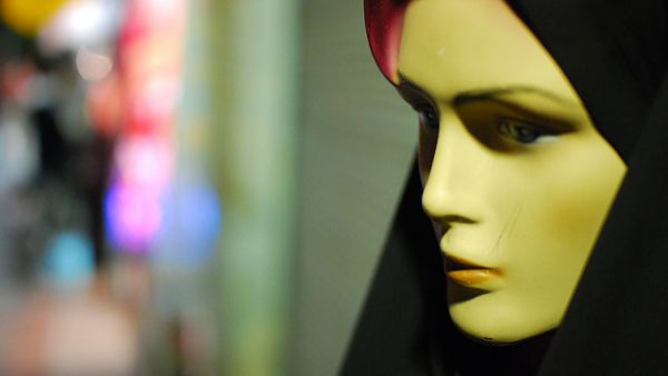 A mannequin dressed in hijab in the Shiraz area of Iran (Flickr/Paul Keller)
