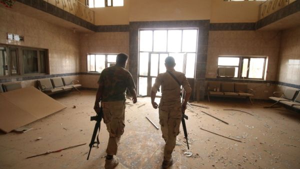 Iraqi forces check a building in the Officers neighborhood of Fallujah as they try to clear the city of Daesh fighters still holed up in the city on June 19, 2016. (AFP/Haidar Mohammed Ali)