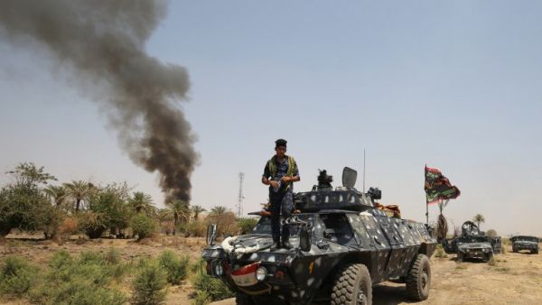 Members of the Iraqi security forces gather in Khalidiya, east of Ramadi, the capital of Anbar province, on August 1, 2016, during ongoing fighting against Daesh. (AFP/Ahmad al-Rubaye)