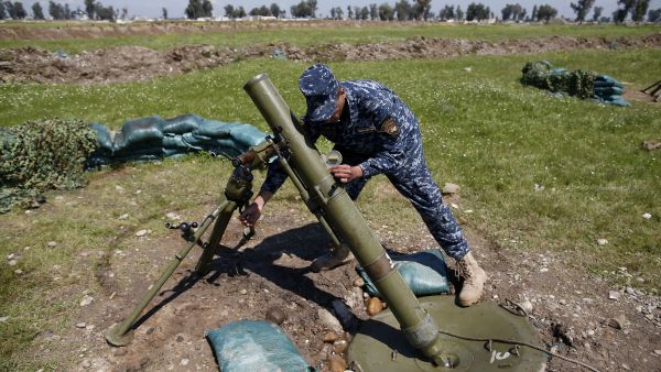 A member of the Iraqi forces adjusts a mortar on the edge of western Mosul, 4 April 2017. (AFP/Ahmad Gharabli) A member of the Iraqi forces adjusts a mortar on the edge of western Mosul, 4 April 2017. (AFP/Ahmad Gharabli)