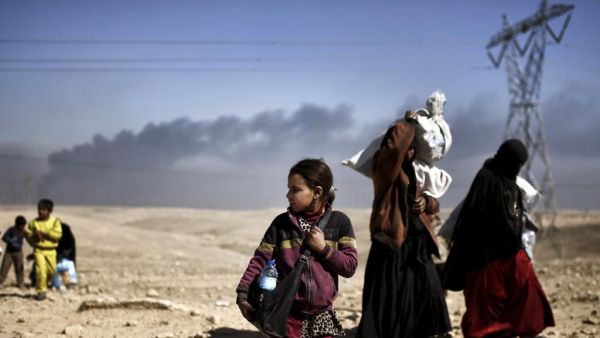 Civilians flee Mosul fighting as Iraq forces battle Daesh. (AFP)