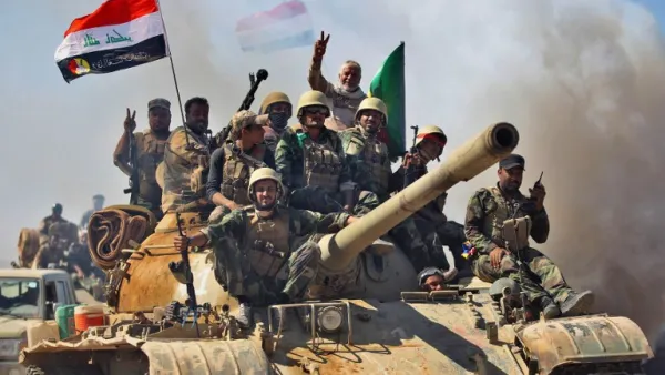 Fighters from the Hashed al-Shaabi (Popular Mobilisation units), backing Iraqi forces, advance towards the Islamic State (IS) group's stronghold of Hawija on October 4, 2017 (Ahmad al-Rubaye/AFP)