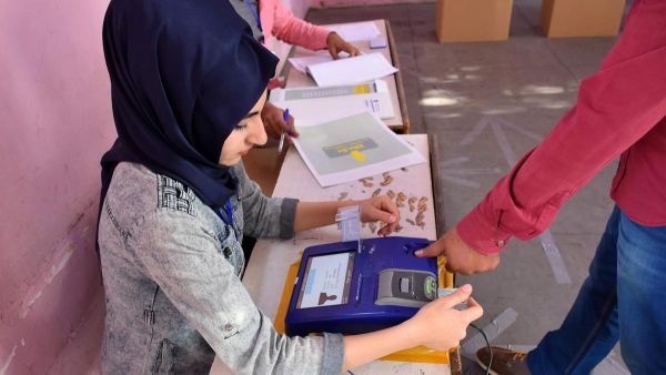 Iraqi man casts his vote in previous elections. (APF/ File)