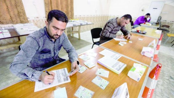 Iraqi electoral commission employees update voting registries for the May 2018 parliamentary elections. (AFP/ File)