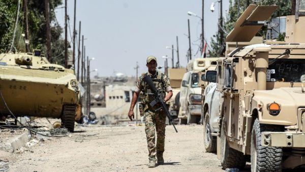 An Iraqi soldier walks down a street in Mosul's western Al-Shifa district on June 15, 2017, during the ongoing offensive by Iraqi forces to retake the city from Islamic State (IS) group fighters. (Mohamed El-Shahed/AFP)