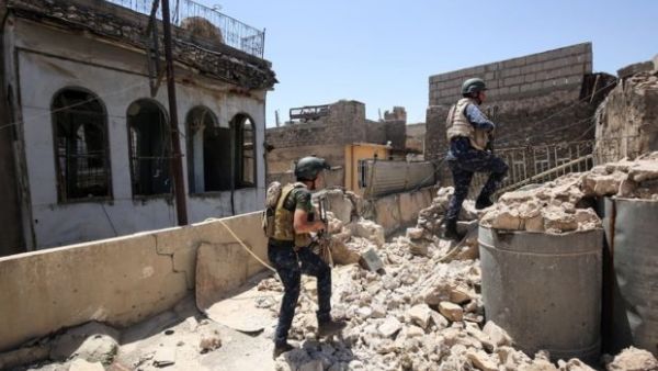 Iraqi forces on the roof of a house on the front line in the old city of western Mosul. (AFP)