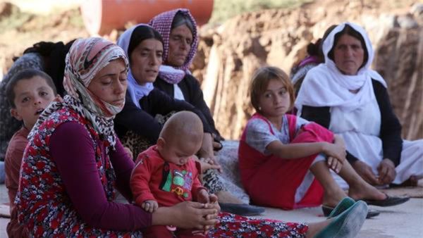 Iraqi Yazidis, who fled their homes when Daesh militants attacked the town of Sinjar, gather inside a building under construction where they found refuge on August 10, 2014. (AFP/Ahmad Al-Rubaye)
