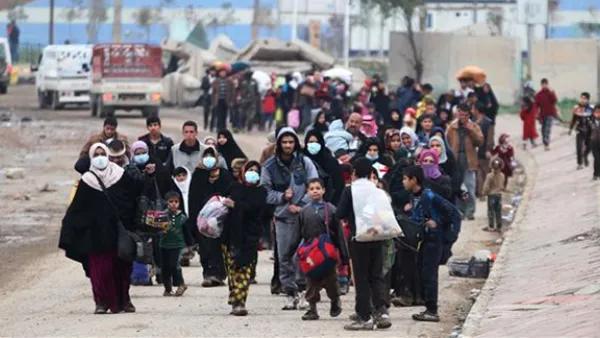 This image shows displaced residents of western Mosul fleeing their neighborhood on March 15, 2017, as Iraqi forces continue to advance in the embattled city against Daesh occupiers. (AFP)
