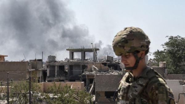 A US soldier advising Iraqi forces is seen in the city of Mosul on June 21, 2017, during the ongoing offensive by Iraqi troops to retake the last district still held by Daesh. (Mohamed El-Shahed/AFP)