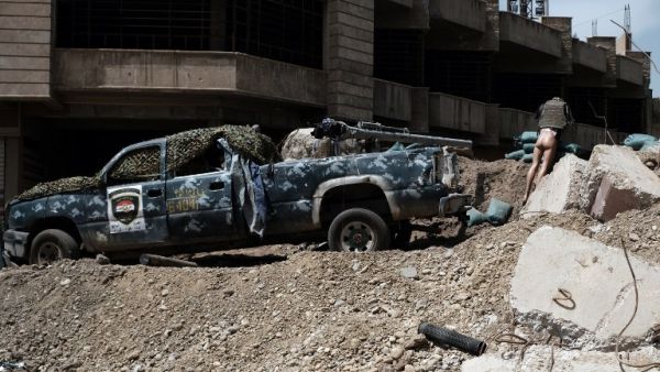 A mannequin is placed at an Iraqi federal police position on the frontline in western Mosul on April 29, 2017. (AFP/Christophe Simon)