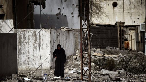 An elderly Iraqi woman stands in the middle of the street as Iraqi forces advance inside Mosul during fighting against Daesh on March 8, 2017. (AFP/Aris Messinis)