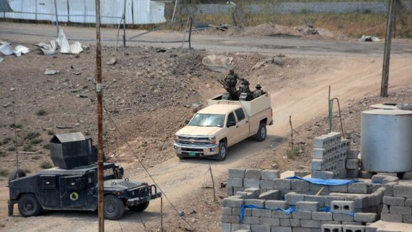 Iraqi forces drive through the town of Qayarrah, near the air base attacked by Daesh. (AFP/File)