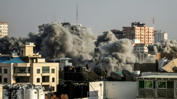 A picture taken on July 14, 2018 shows smoke plumes risisng following an Israeli air strike in Gaza City. (AFP / MAHMUD HAMS)