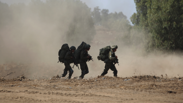 Israeli soldiers take part in a military exercise simulating conflict with Lebanese movement Hezbollah, in the Israeli annexed Golan Heights, near the Syrian border on September 5, 2017. /AFP