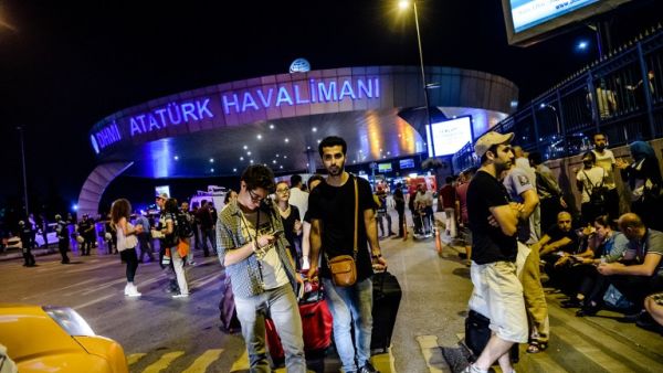 Passengers leave Ataturk airport in Istanbul on June 28, 2016 after three suicide bombers attacked. (AFP/Ozan Cose)