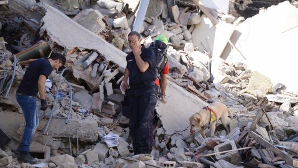 Rescuers and firemen inspect the rubble of buildings in Amatrice on August 24, 2016 after a powerful earthquake rocked central Italy. (AFP/Filippo Monteforte)