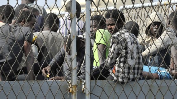 The Italian Navy ship "Vega" arrives with more than 600 migrants and refugees on May 29, 2016 in the port of Reggio Calabria, southern Italy. (AFP/Giovanni Isolino)