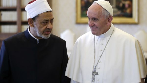 Pope Francis talks with Egyptian Grand Imam of al-Azhar Mosque Sheikh Ahmed Mohamed al-Tayeb during a private audience at the Vatican on May 23, 2016. (AFP/Max Rossi)