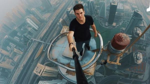 Selfies on Dubai skyscraper. (Screenshot YouTube)