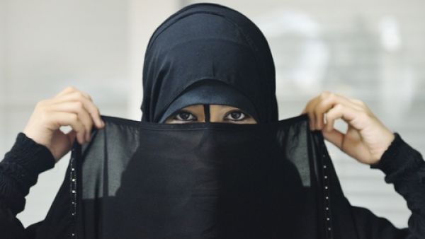 A woman puts on a Niqab, an act now illegal in the Swiss province of Ticino (Shutterstock)