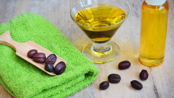 يُستخدم زيت جوجوبا لتنظيف مسامات فروة الرأس من جميع الغبار

